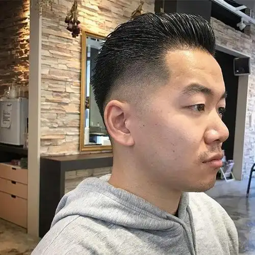 大背头的发型会让你变得更帅气,也显得很成熟|大背头|发型|男士_新浪