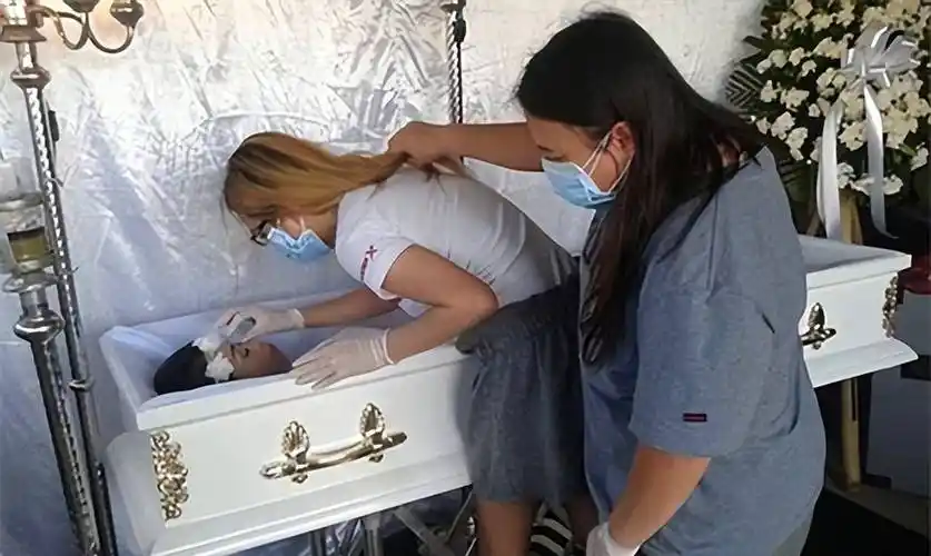 4月21日,拉辛的遗体被安葬在达沃纪念公园