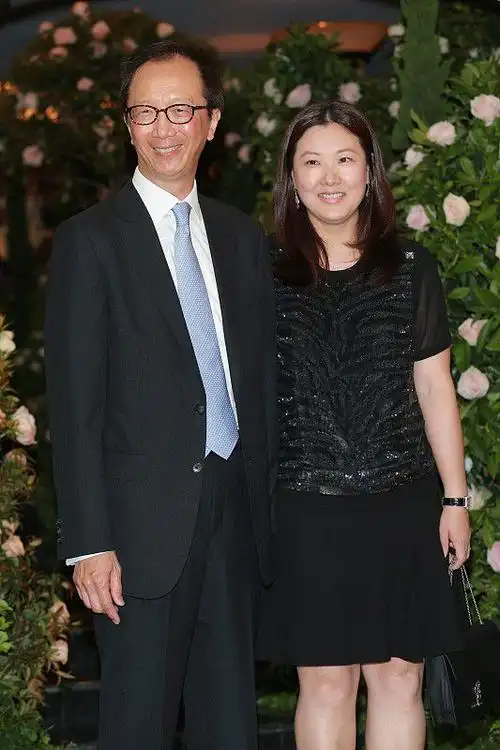 伏明霞和老公太恩爱 穿着素雅挡不住贵妇气质