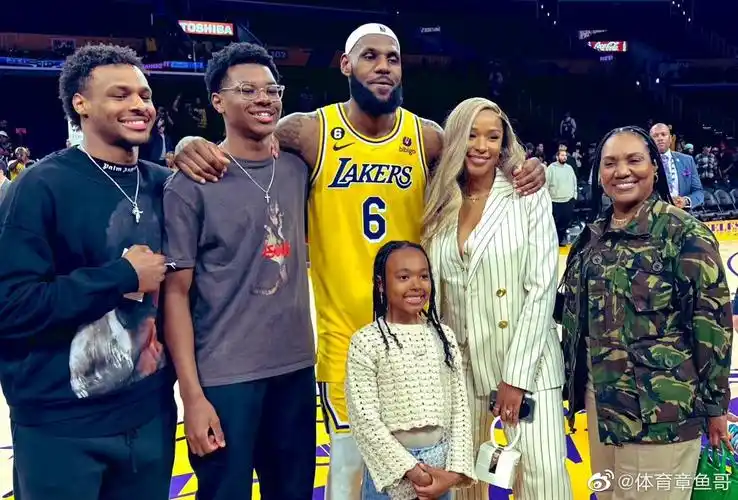 詹姆斯一家_高清图集_新浪网