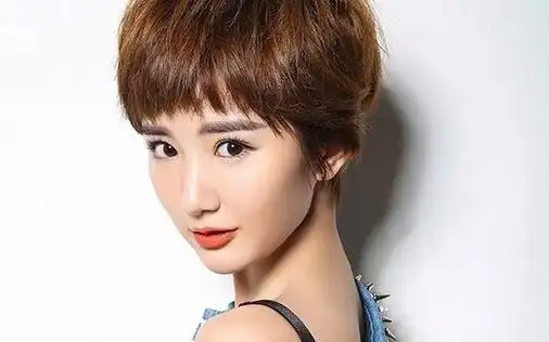 短发的毛晓彤有点性感