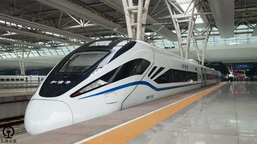 停在上海虹桥站的crh1e-1230号动车组列车,该车为新版crh1e,外形与crh