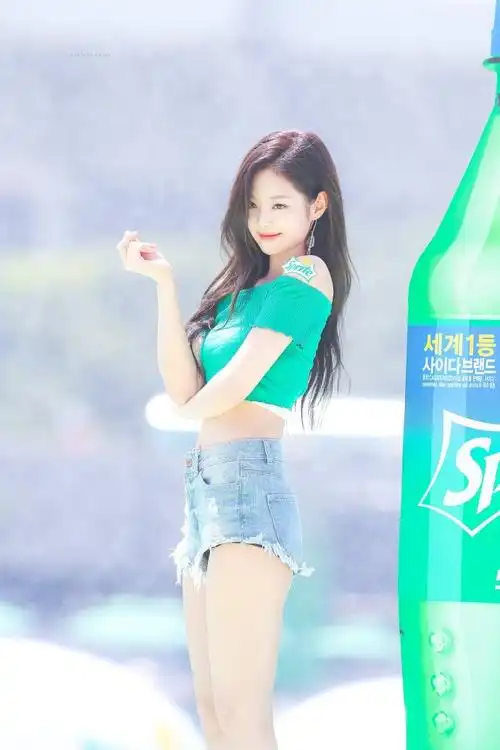 blackpink超话#jennie露背回眸照#夏日甜心@jennierubyjane雪碧妮真的