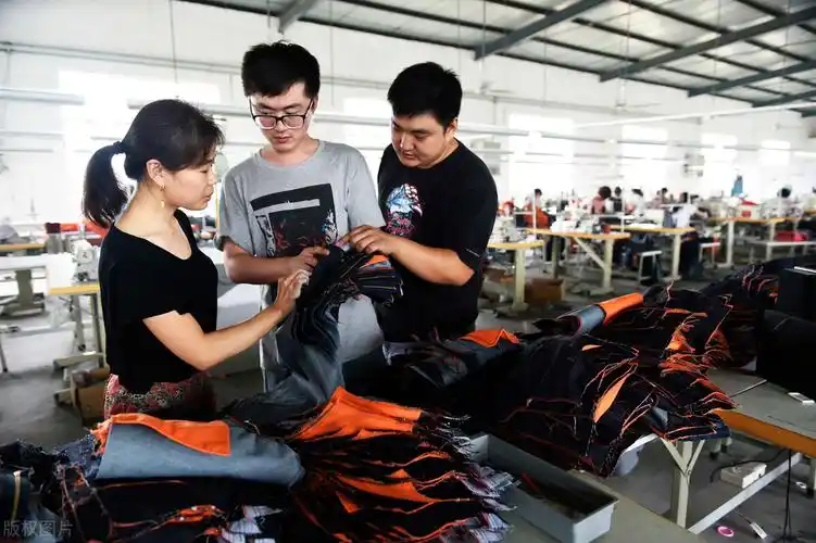 服装厂做包装工,熨烫衣服,大集上摆地摊