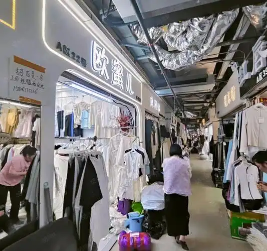 【5图】易转 康庄服装大市场服装店转让,菏泽牡丹二十二中免费找店