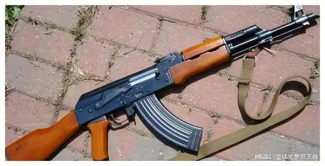 我国军队(以班为单位)①步兵班:冲锋组配备五六式半自动步枪,火力组