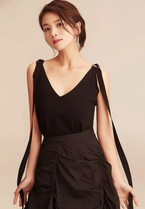 曹曦文性感深v连衣裙时尚写真图片 _ 图片网