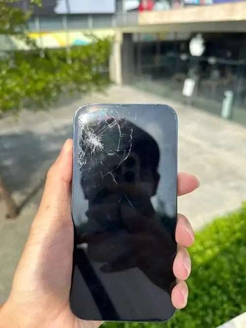 不小心把手机飞从高处飞出摔碎了 还好有care拿去苹果售后等了三周来