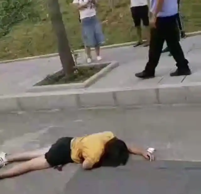 客车行驶中没关好门,女子突然暴起跳下车摔死,一车人慌了