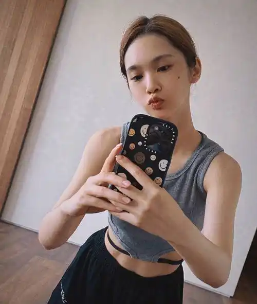 杨丞琳瑜伽随拍晒马甲线秀高难度动作身体柔韧