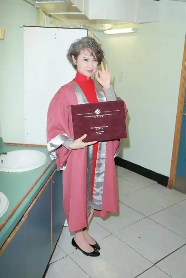 萧芳芳活出了女人该有的样子,70多岁还这么优雅,头发花白也挺美