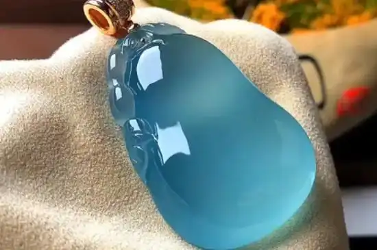 翡翠天空蓝的颜色给人天空的感觉,佩戴天空蓝翡翠使人心情宁静舒畅,在