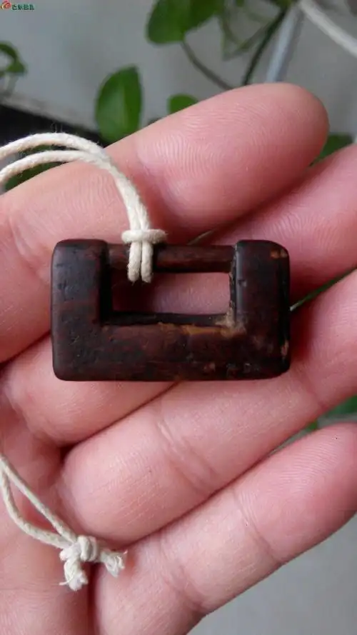 老黄杨木长命锁