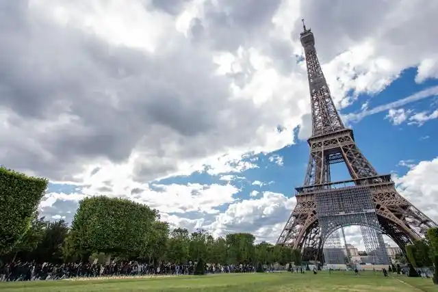 6月6日,示威者在法国巴黎战神广场参加反对种族歧视的集会.