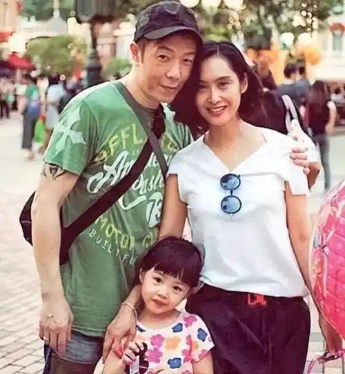 原创52岁朱茵罕见与老公同框傲人身材穿透视裙现状曝光住深山残屋开97