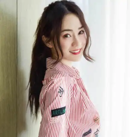 女生龙须刘海高马尾发型图片