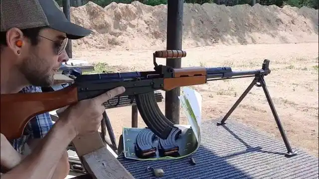中国自行设计,81式班用轻机枪,性能可靠,精度高,谁用谁喜欢