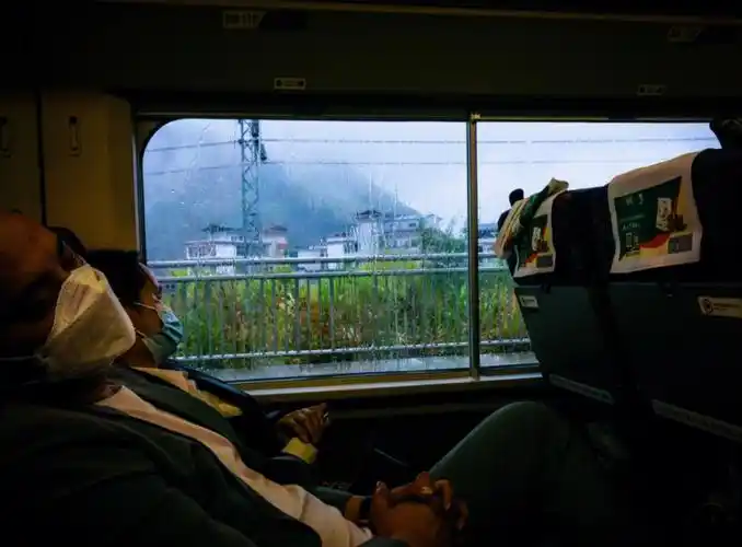 坐动车拍沿途风景