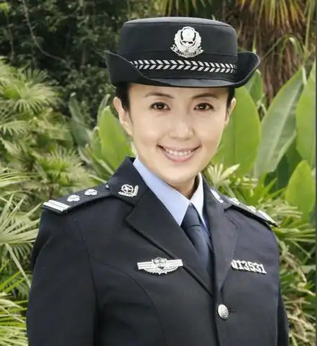 她18岁出道,34岁时未婚意外怀孕早产,今45岁与11岁儿子相依为命