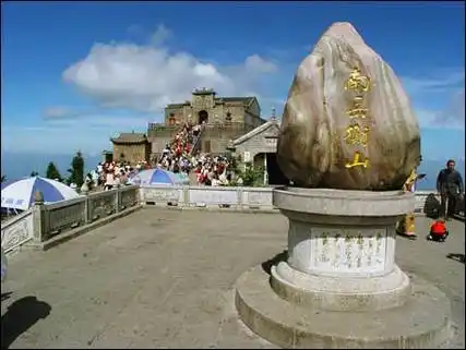 衡山又名南岳,是我国五岳之一,位于湖南省衡阳市南岳区,海拔1300.2米.