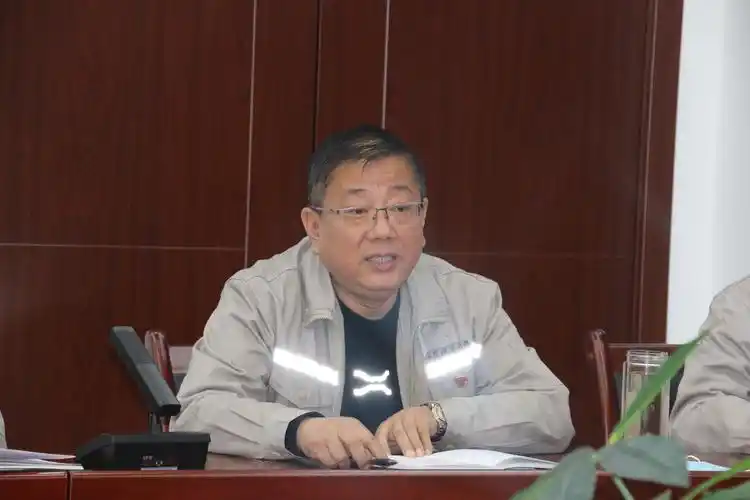 洛川县热力有限公司经理郑小龙一行七人,城区供热公司经理李向阳及