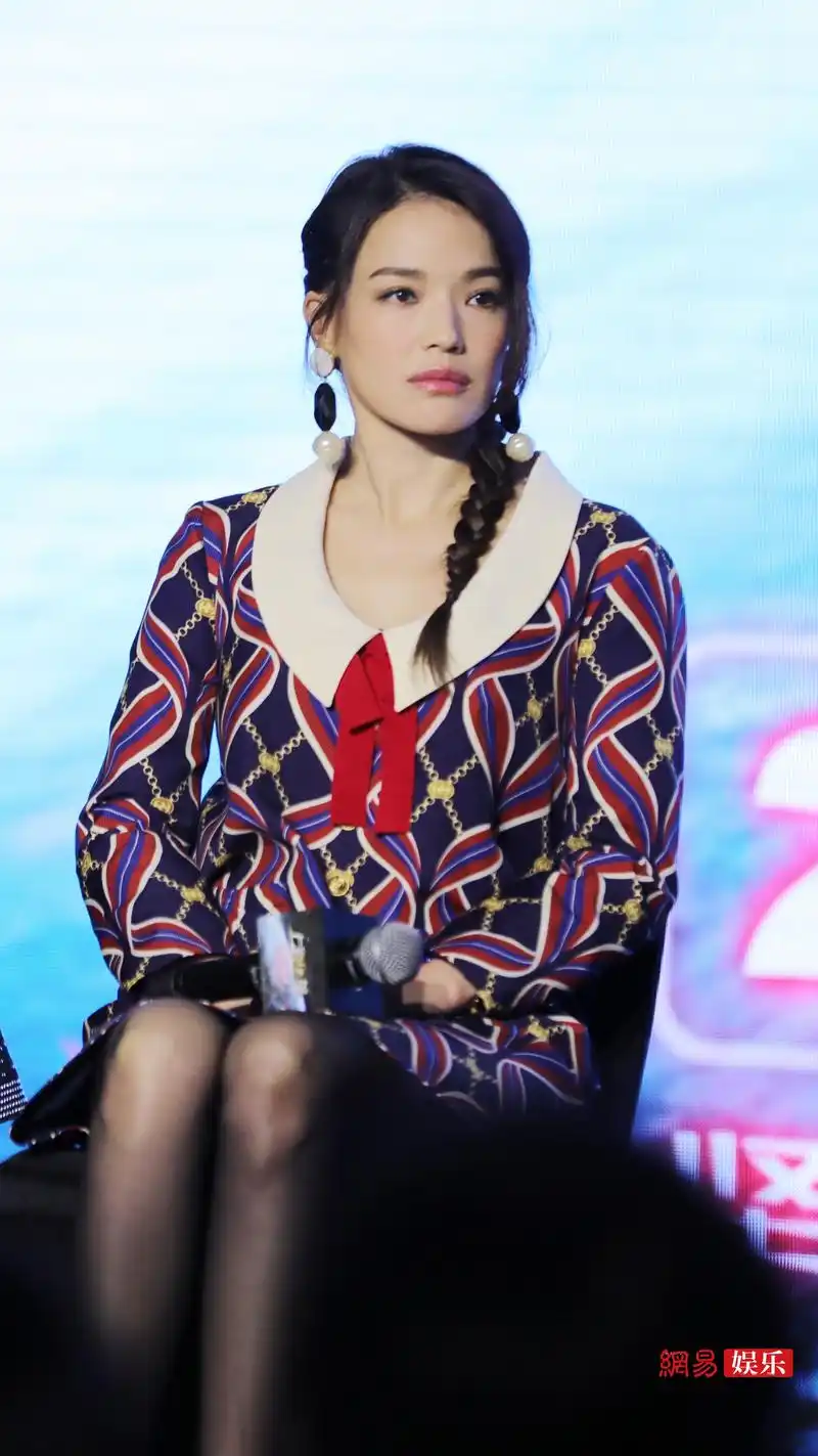 舒淇麻花辫look现身电影《上海堡垒》发布会,元气少女感十足