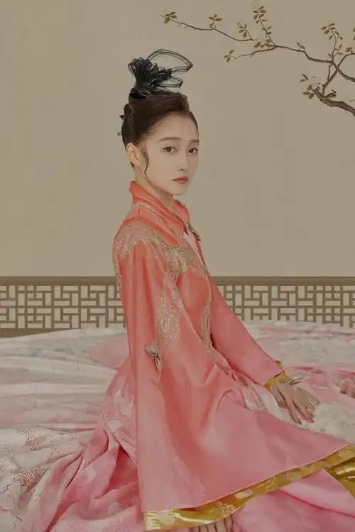 关晓彤穿古装翩翩起舞一身粉色身材窈窕网友不接古装浪费了