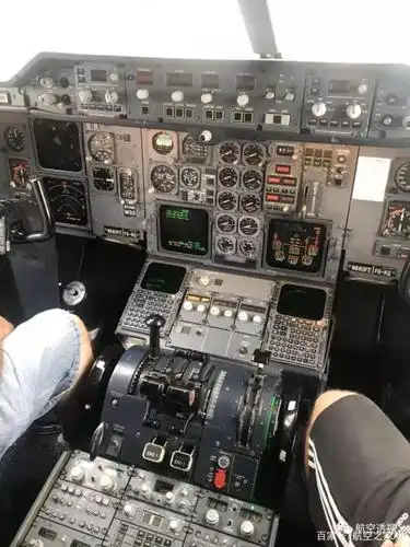 比起如今的客机,a300确实有着非常"时代感"的驾驶室