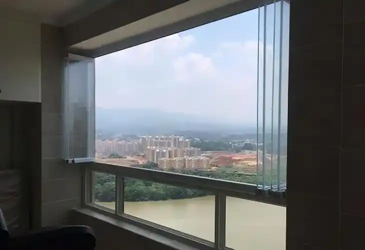 封阳台万万不要装传统玻璃窗,装这种更省钱美观,不得不感叹聪明