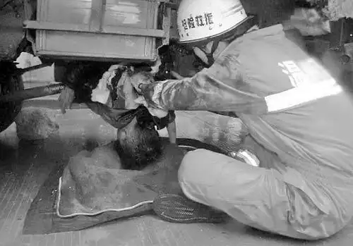 10岁男孩卷入货车传动轴死亡图