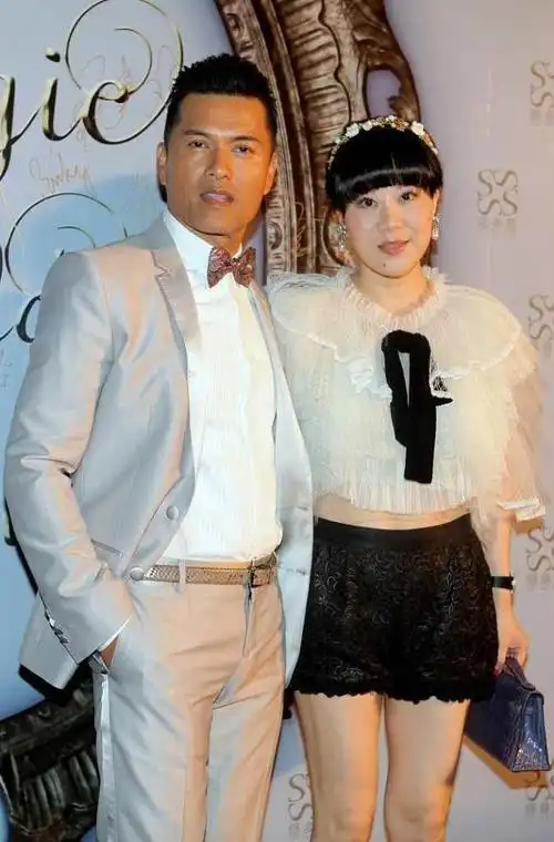 吕良伟第三任老婆是圈外人,朴实长相身材普通,不过穿短裤真显嫩