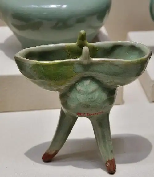 龙泉窑青釉印花爵 明代晚期  故宫博物院藏