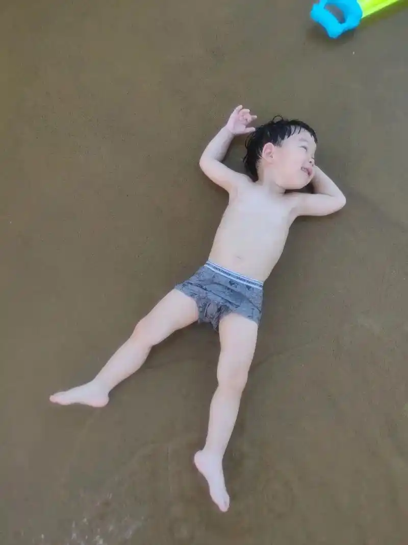 奉劝各位给儿子拍照片要趁早老二随便拍老大这几张丑照是我花了10块钱