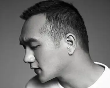 平头可以算得上是男士比较经典的短发发型了,很多男士都喜欢这款发型