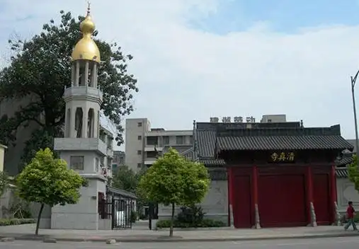 1997年南京市政府决定复建草桥寺,因城市规划要求向南移40米重建,太平
