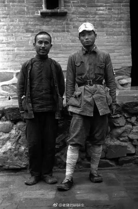 1934年红军战士挑一担银圆不慎露出,两山民撞见后当即心生毒计!