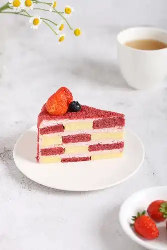 草莓香缇奶油蛋糕切块