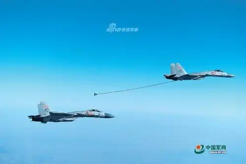 "飞鲨"之吻!北海舰队歼15舰载机空中伙伴加油训练