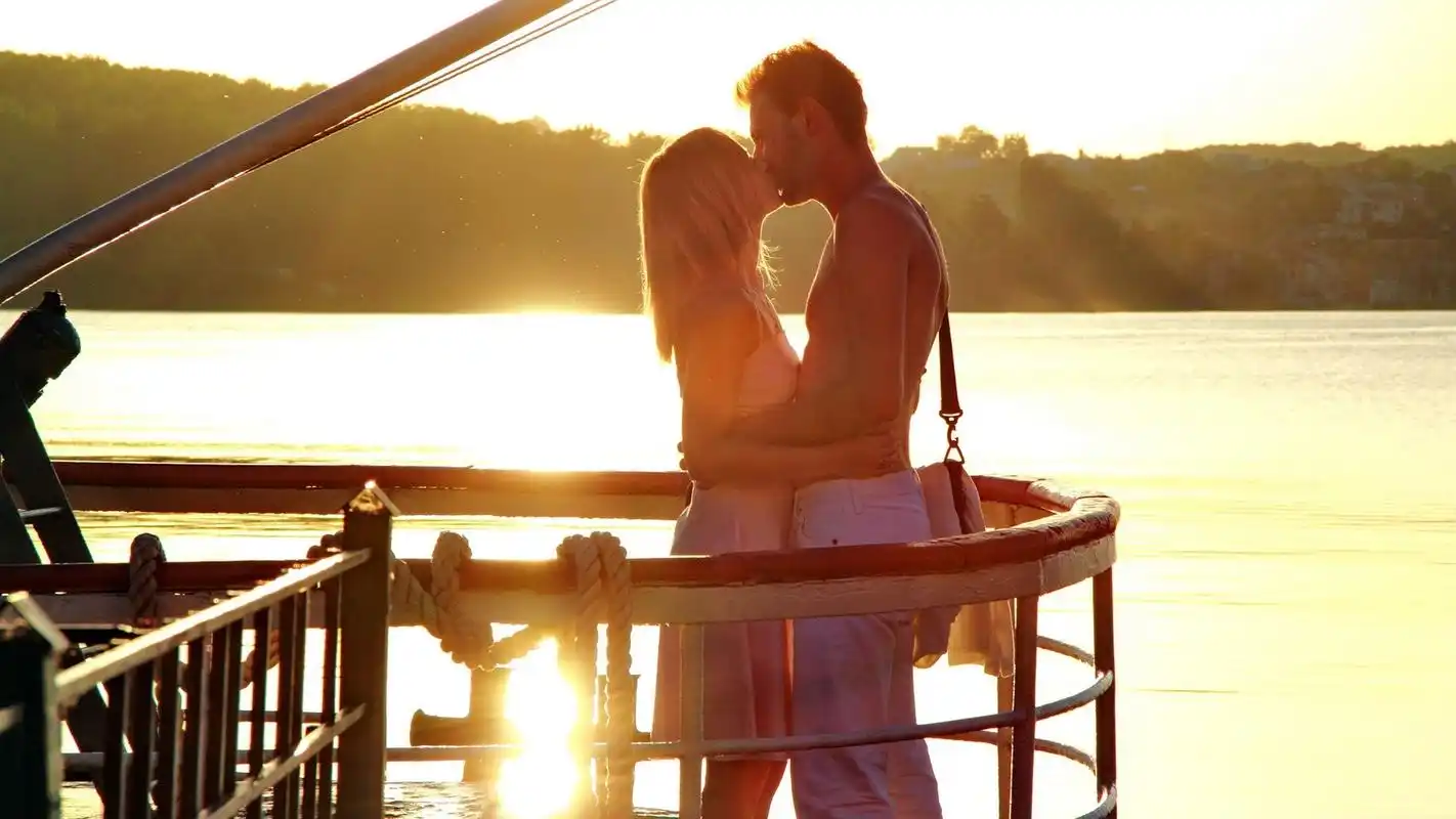 电脑壁纸 摄影壁纸 时光记忆 黄昏下的情侣拥抱亲吻