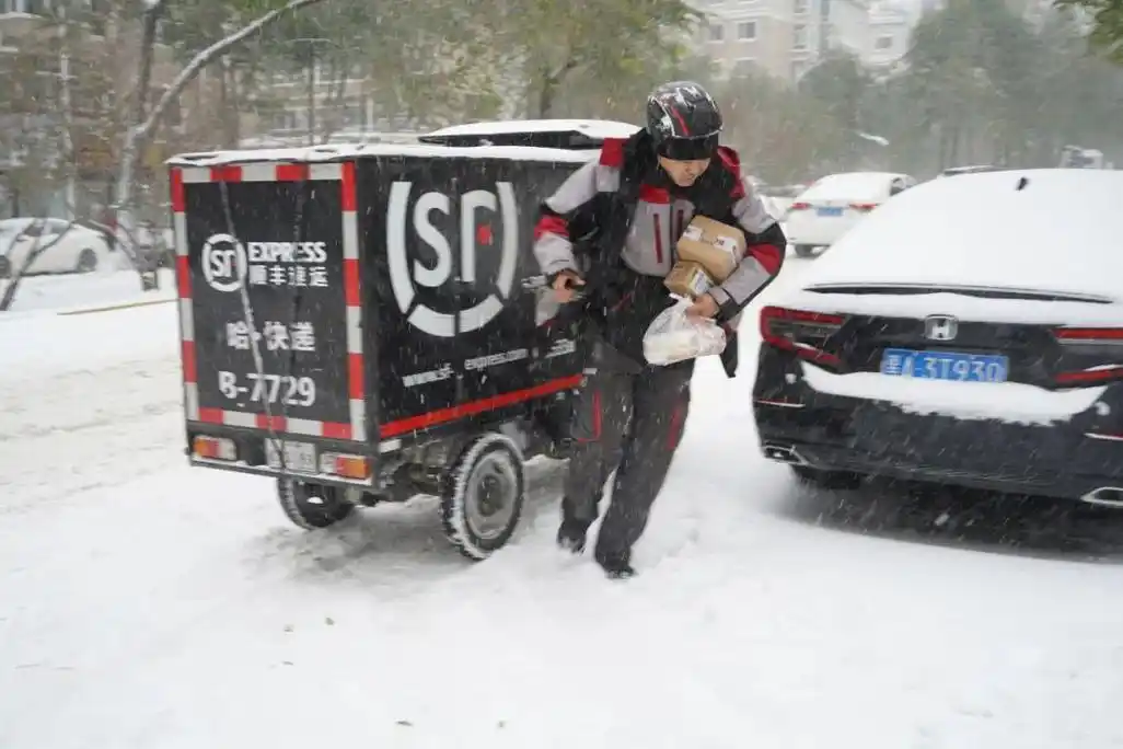 您的快递踏雪而至!双11物流高峰,暴雪无阻顺丰小哥步伐
