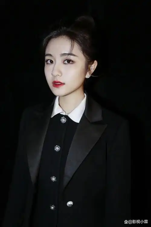 近日,娱乐圈甜妹李兰迪的一组街拍照片让粉丝们大开眼界.