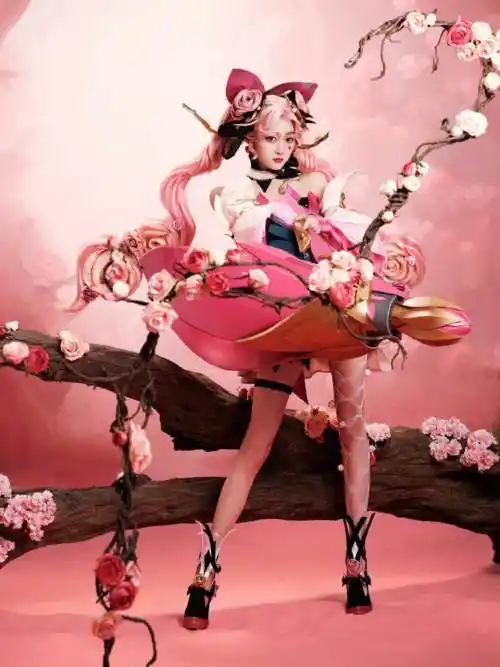 徐娇cos孙尚香,提着炮筒,姿势可爱,和关晓彤蔷薇恋人气质不同