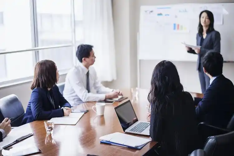 业务团队正在会议室开会.jpg