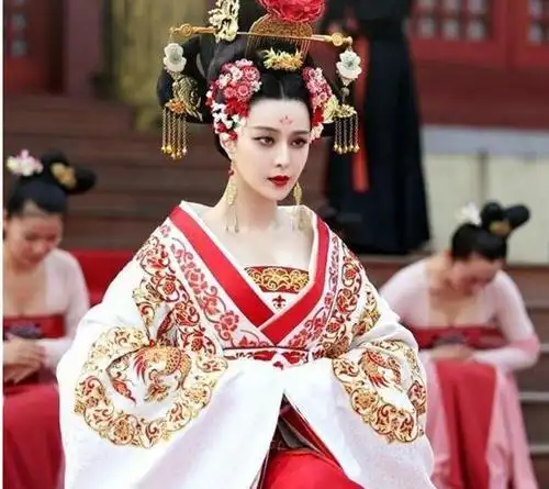 清朝女子服饰图片 唐朝服饰特点 唐代男人女子都穿什么样的衣服?