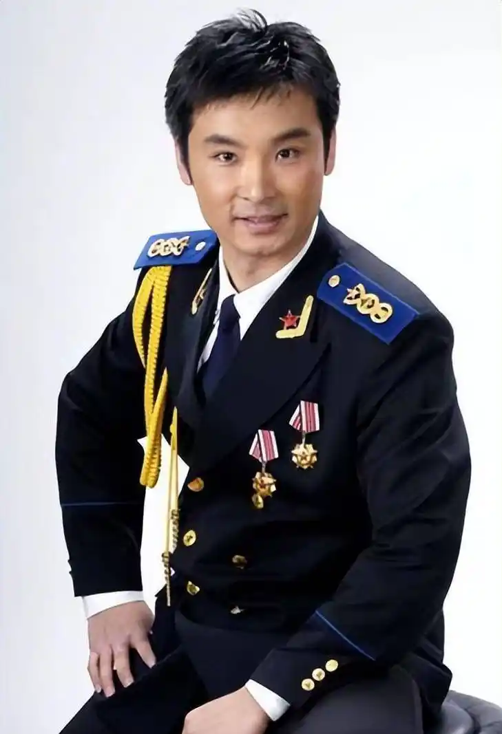 歌唱家刘和刚:小院失窃老酒被偷,免费办声乐班遭质疑,好人难做_母亲