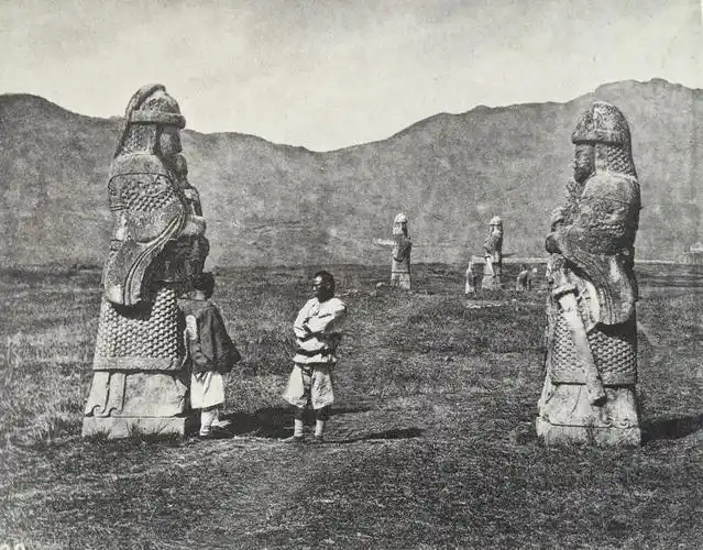 清朝末年明孝陵和十三陵老照片,尚有太监在看陵