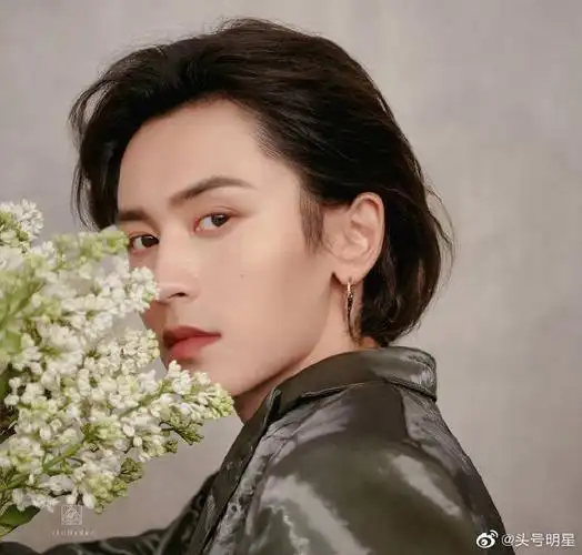 张哲瀚[超话]##张哲瀚侧颜# 张哲瀚侧脸绝美啊啊啊!