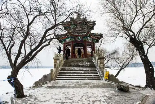 京城下雪后,从西门进入颐和园,由于天色已晚,在园内西部拍了几张