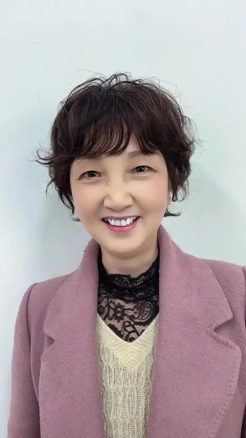 50岁女性发型指南:如何遮盖白发,增加发量,选择适合自己的发型