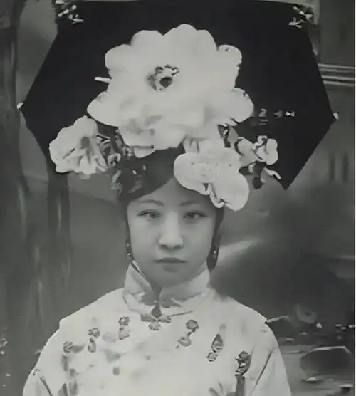 溥仪的亲妹妹韫颖街边摆摊,马未都拿出一极品官窑,她连看都没看